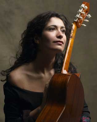 La chitarrista Filomena Moretti in Santa Giulia